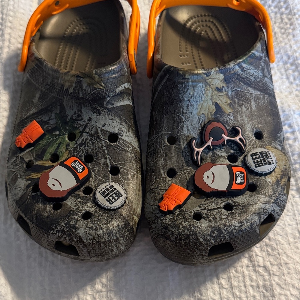 CROCS Luke Combs Camo Clogs with Croc Charms - Picture 3 of 3